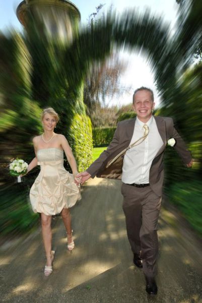 ausgelassenes Paar im Park am Schloss Styrum